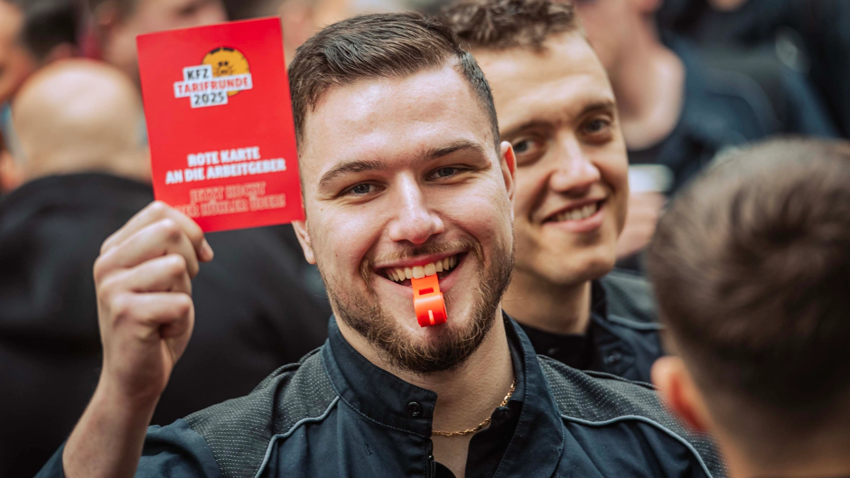 Dritte Verhandlung im KFZ-Gewerbe gestartet: 800 Beschäftigte zeigen Arbeitgeber rote Karte!