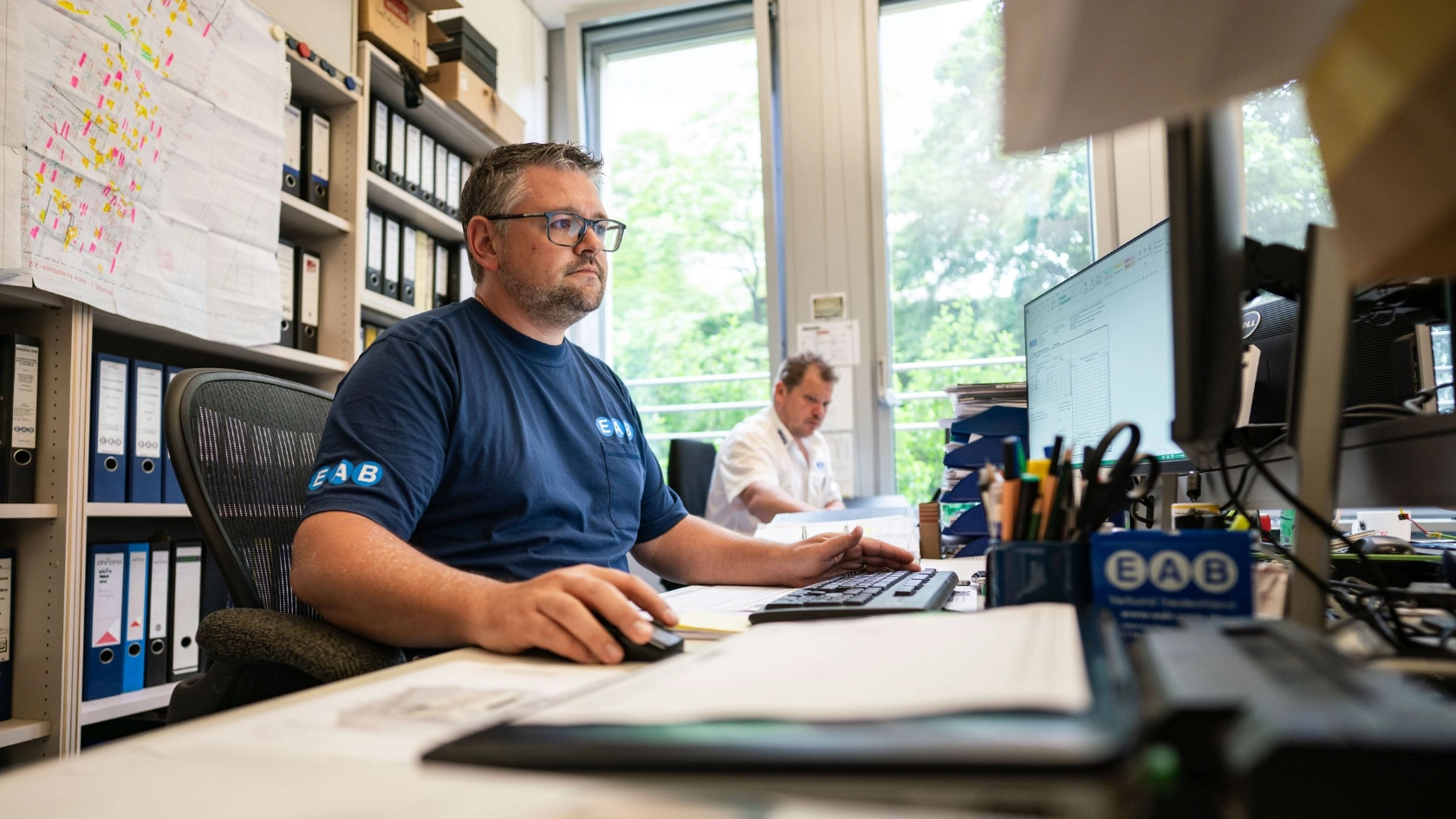 Mitarbeiter von EAB bei der Arbeit am Computer