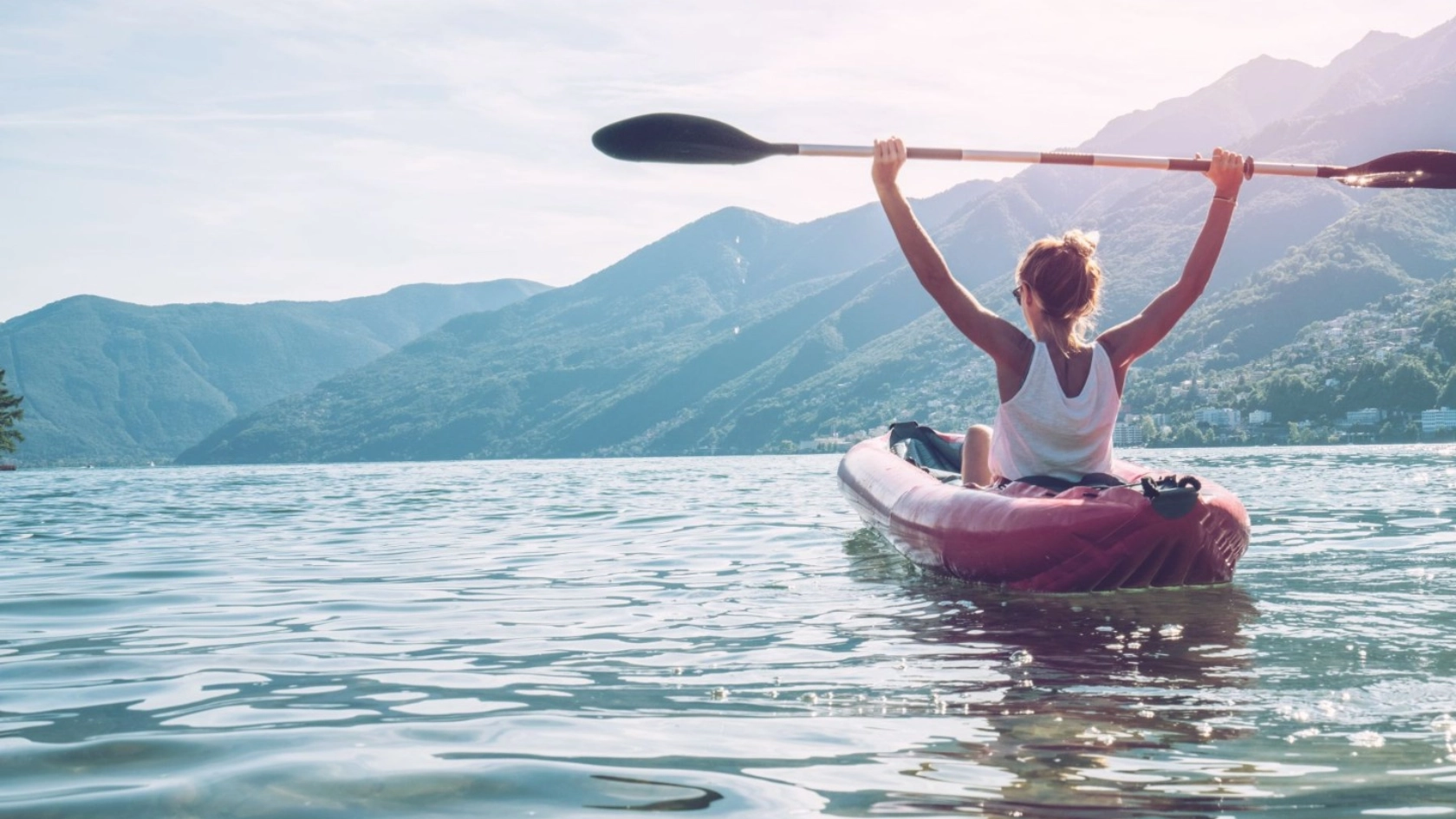 Frau im Boot auf dem Wasser