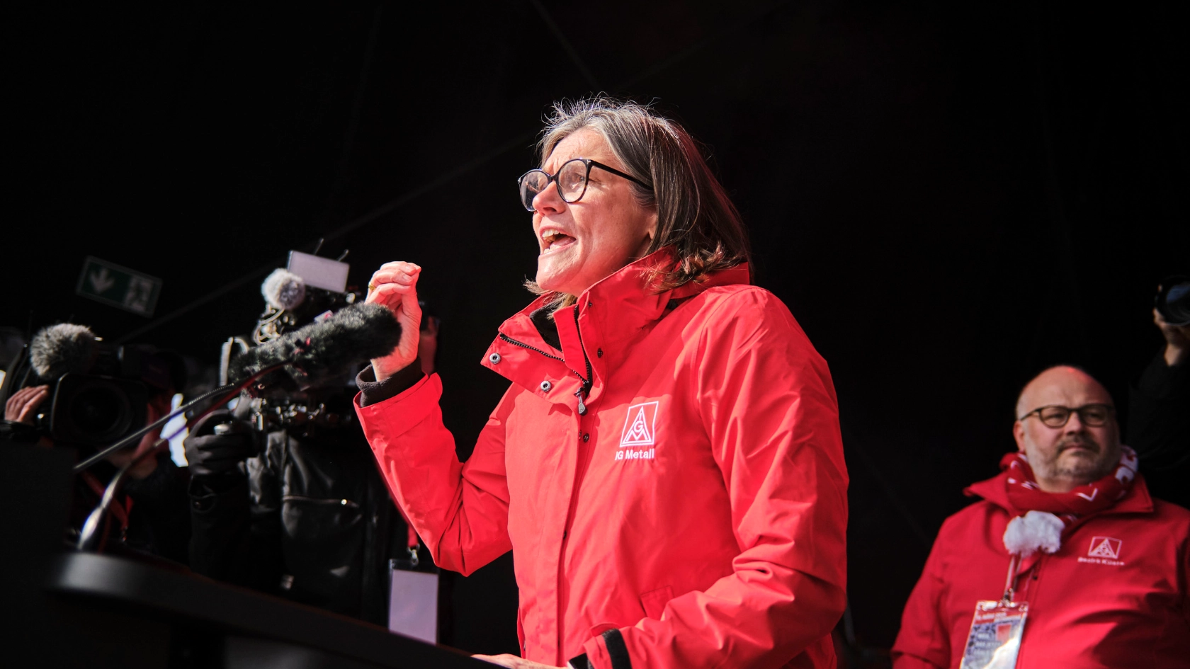 Rund 9.000 Gewerkschafterinnen und Gewerkschafter zeigen in Hannover Flagge für Industriearbeitsplätze und gegen Kahlschlag – Deutschland muss Industrieland bleiben!