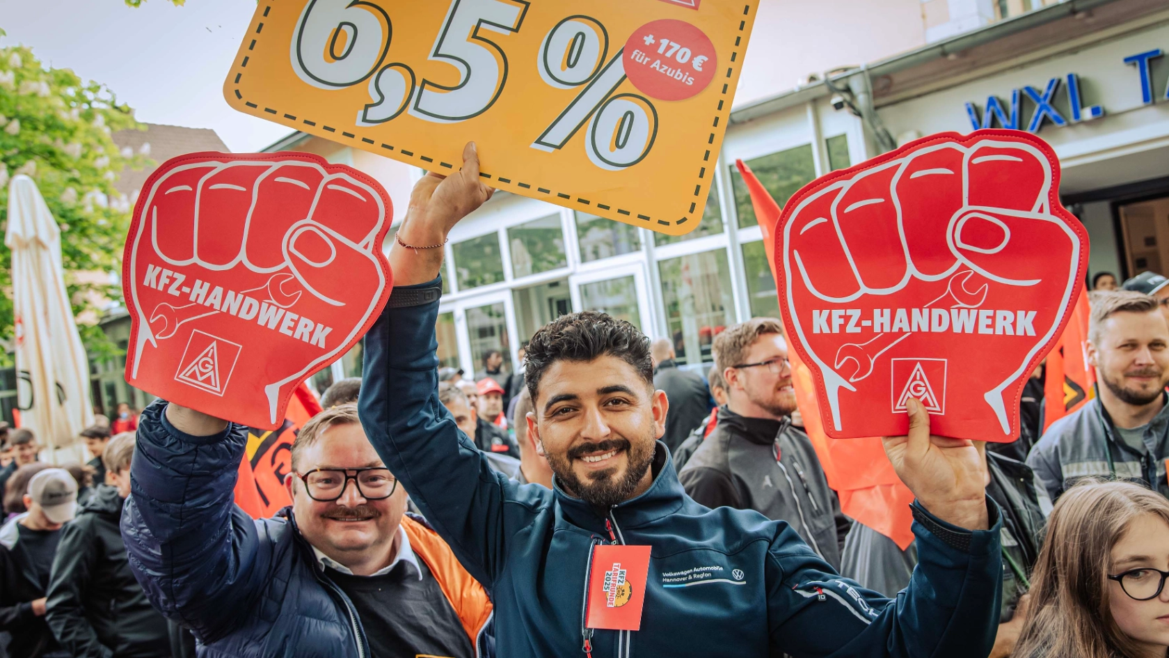 Dritte Verhandlung im KFZ-Gewerbe gestartet: 800 Beschäftigte zeigen Arbeitgeber rote Karte!