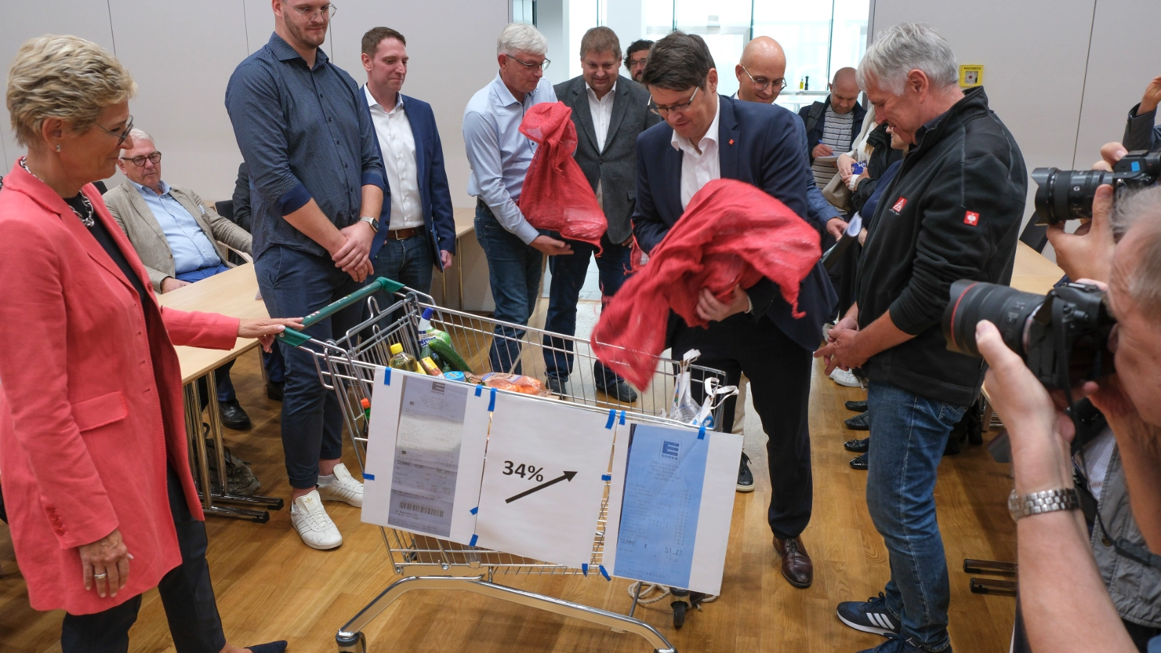 5000 Beschäftigte demonstrieren bei der 1. Tarifverhandlung für die bayerische Metall- und Elektroindustrie 2024 in München für 7 Prozent mehr Geld und 170 Euro mehr für Azubis.