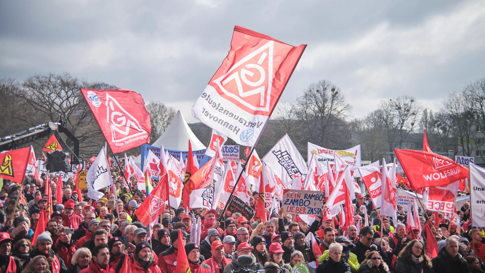 Rund 9.000 Gewerkschafterinnen und Gewerkschafter zeigen in Hannover Flagge für Industriearbeitsplätze und gegen Kahlschlag – Deutschland muss Industrieland bleiben!