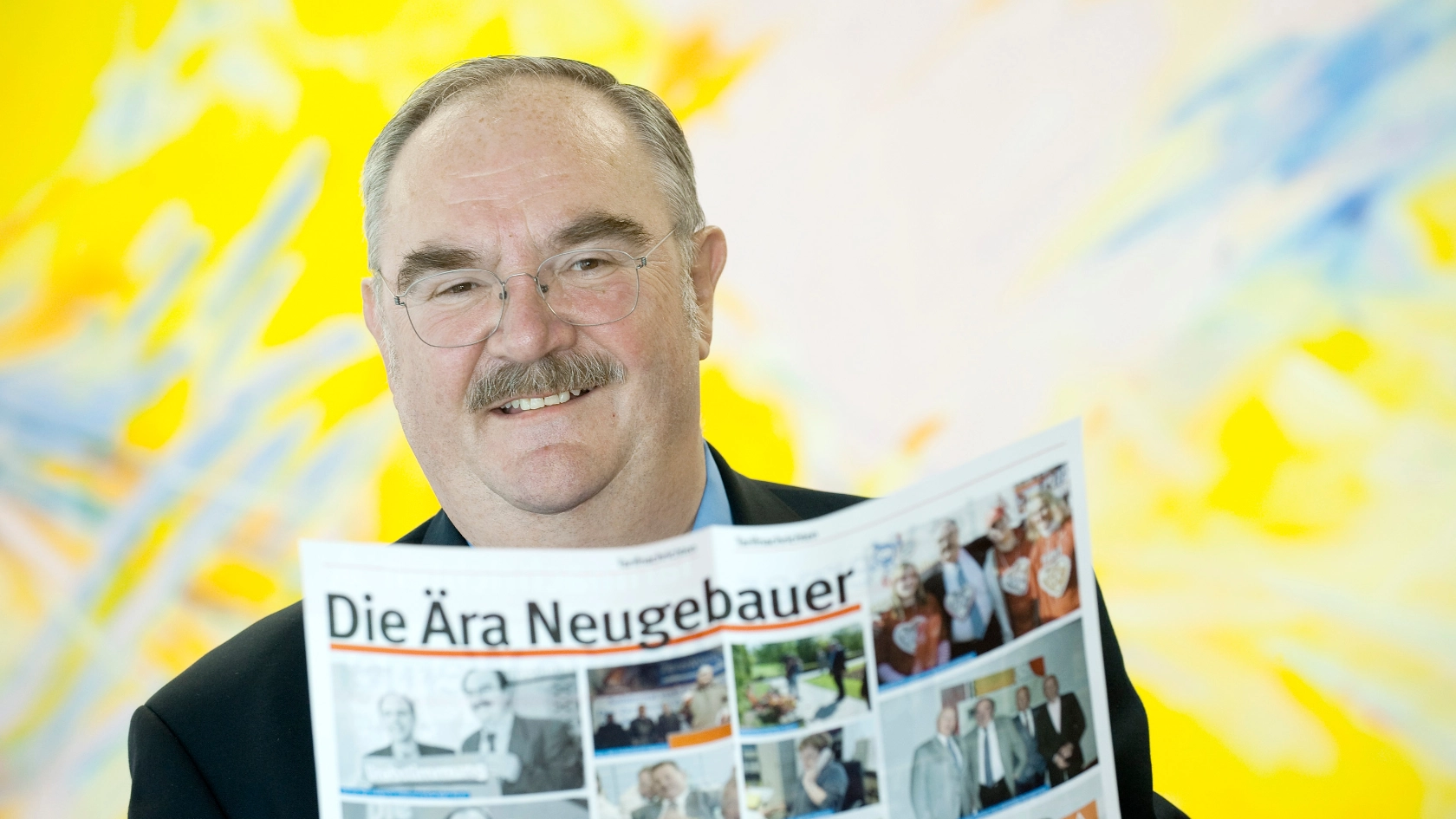 Zwei Menschen mit grünen Luftballons_Symbolbild