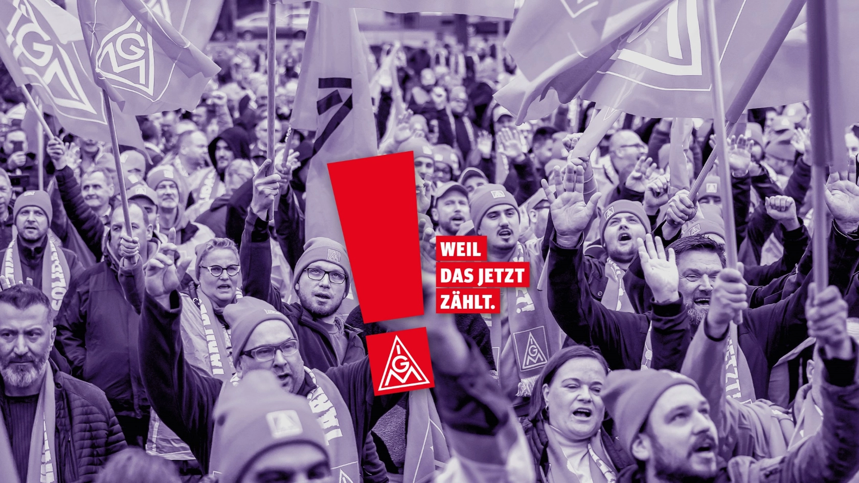 Metallerinnen und Metaller bei einer Kundgebung.