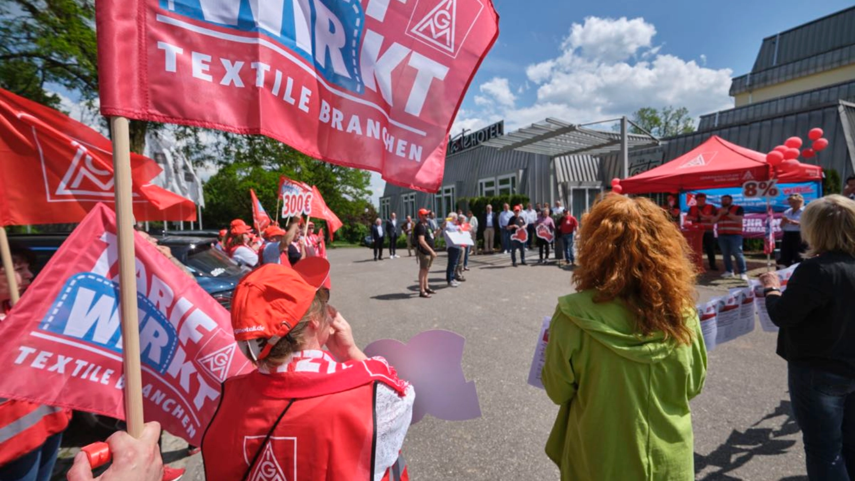 30.5.2023 Heidenheim, DEU - IGM Aktion zur 2. Runde der Tarifverhandlungen fuer die textilen Dienstleistungen<br/>[© ; Graffiti ; Hauptstaetter Str. 57 ; Stuttgart ; www.graffiti-foto.de , roettgers@graffiti-foto.de ; GLS Bank DE49430609677017430600,  GENDEM1GLS  ; Jegliche Nutzung des Fotos nur gegen Honorar zzgl. der gesetzlichen MwSt., vollstaendiger Namensnennung nach Paragraph 13 UrhG und Zusendung von zwei Belegexemplaren. Nutzungshonorar nach den aktuellen Bildhonoraren der MFM des BVPA. Die Nutzung ausschliesslich nach unseren Allgemeinen Geschaeftsbedingungen, siehe www.graffiti-foto.de/impressum. ; Jede Weitergabe dieses Materials an Dritte ohne ausdrueckliche Genehmigung ist untersagt. ; Attention: NO MODEL-RELEASE! ;]