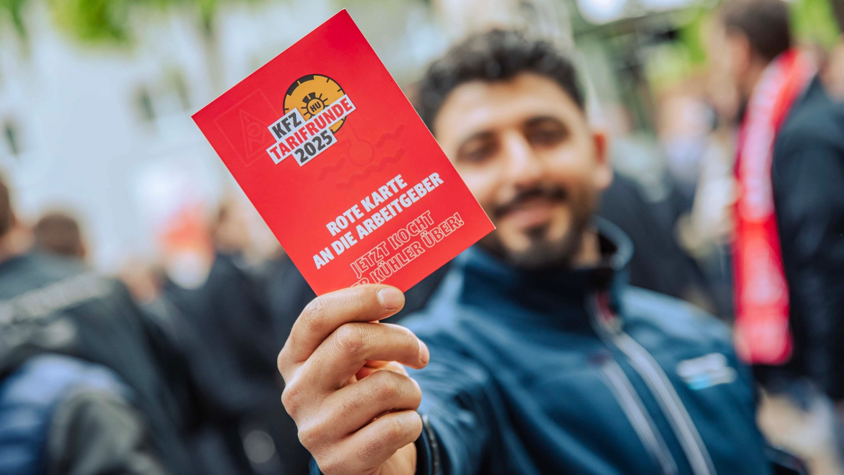 Dritte Verhandlung im KFZ-Gewerbe gestartet: 800 Beschäftigte zeigen Arbeitgeber rote Karte!