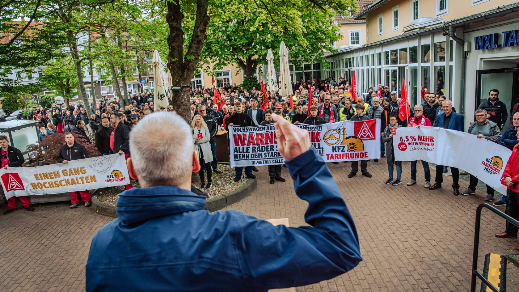 Dritte Verhandlung im KFZ-Gewerbe gestartet: 800 Beschäftigte zeigen Arbeitgeber rote Karte!