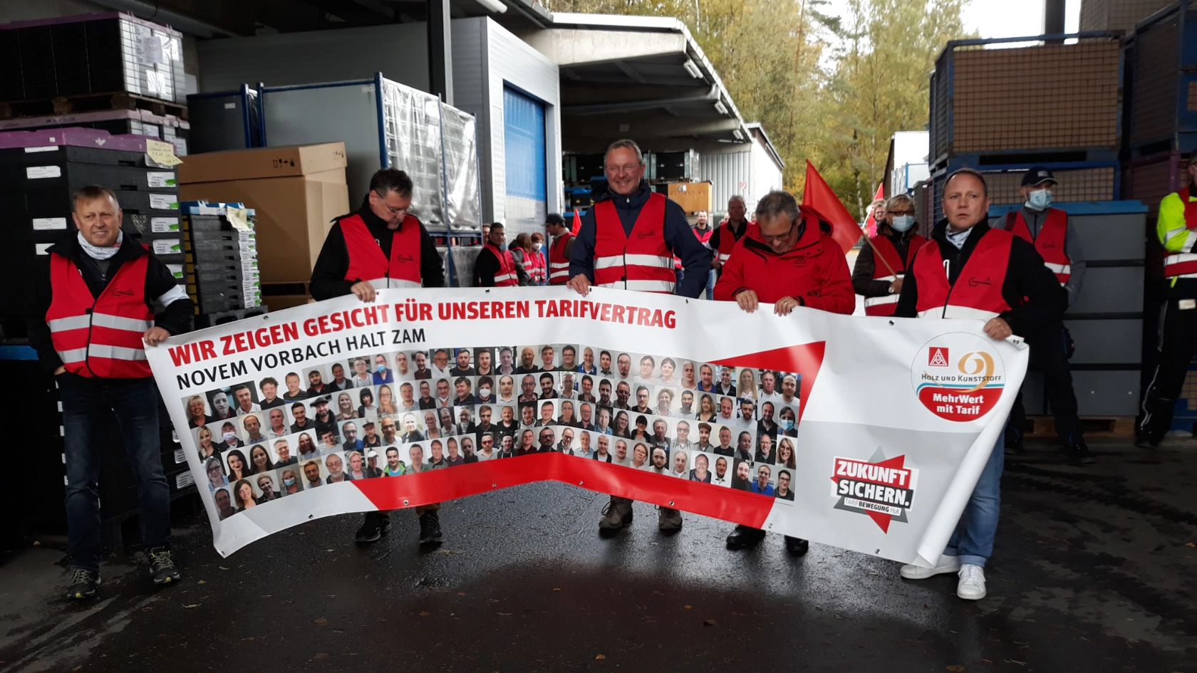 TR HVI 2021 Warnstreik Novem Vorbach, Koll. halten Banner mit Fotos
