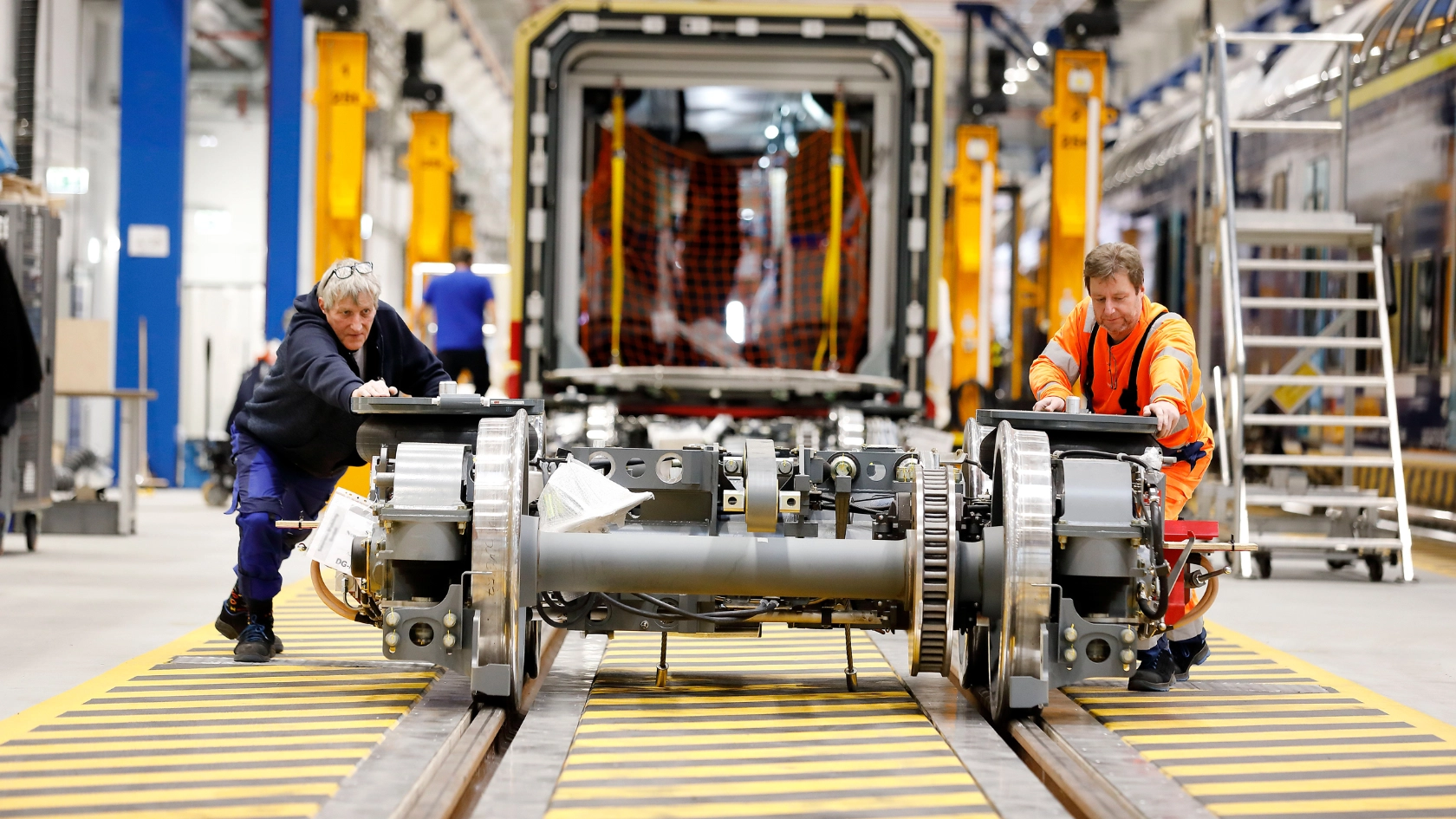 Olaf Roeßink und Rene Dittrich arbeiten in der Firma Stadler in Berlin
