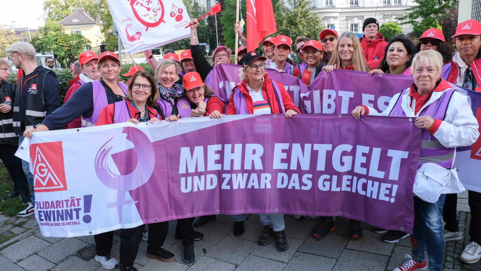 5000 Beschäftigte demonstrieren bei der 1. Tarifverhandlung für die bayerische Metall- und Elektroindustrie 2024 in München für 7 Prozent mehr Geld und 170 Euro mehr für Azubis.