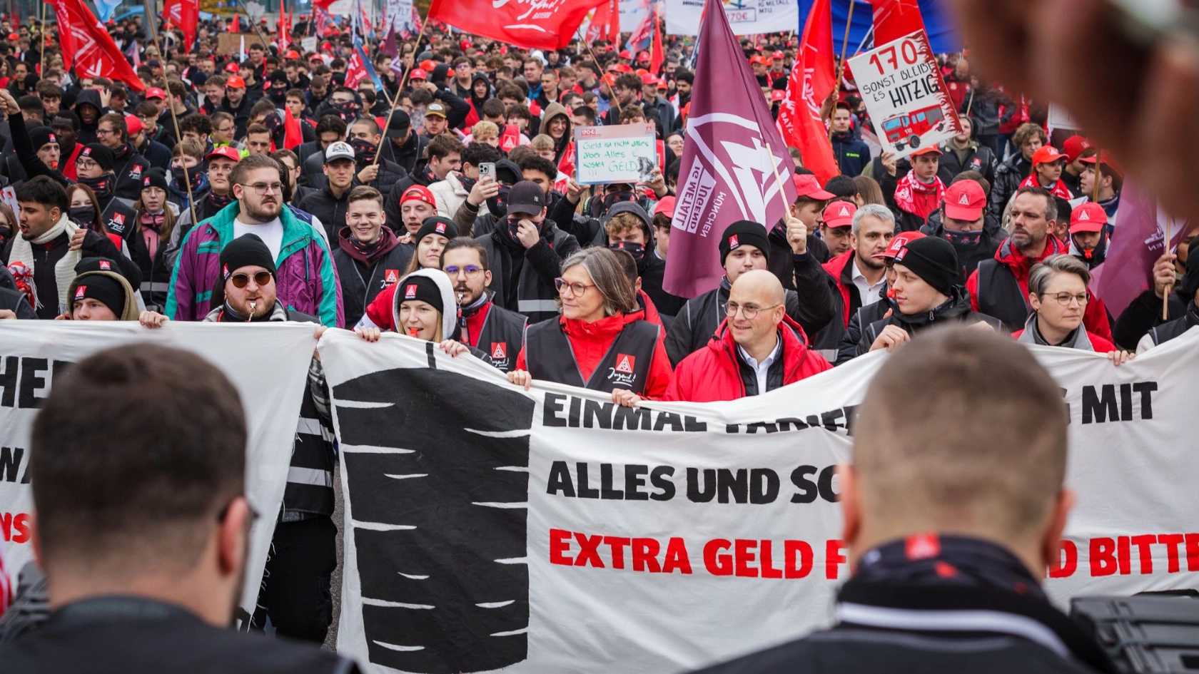 Christiane Benner beim Azubi-Warnstreik in Ingolstadt