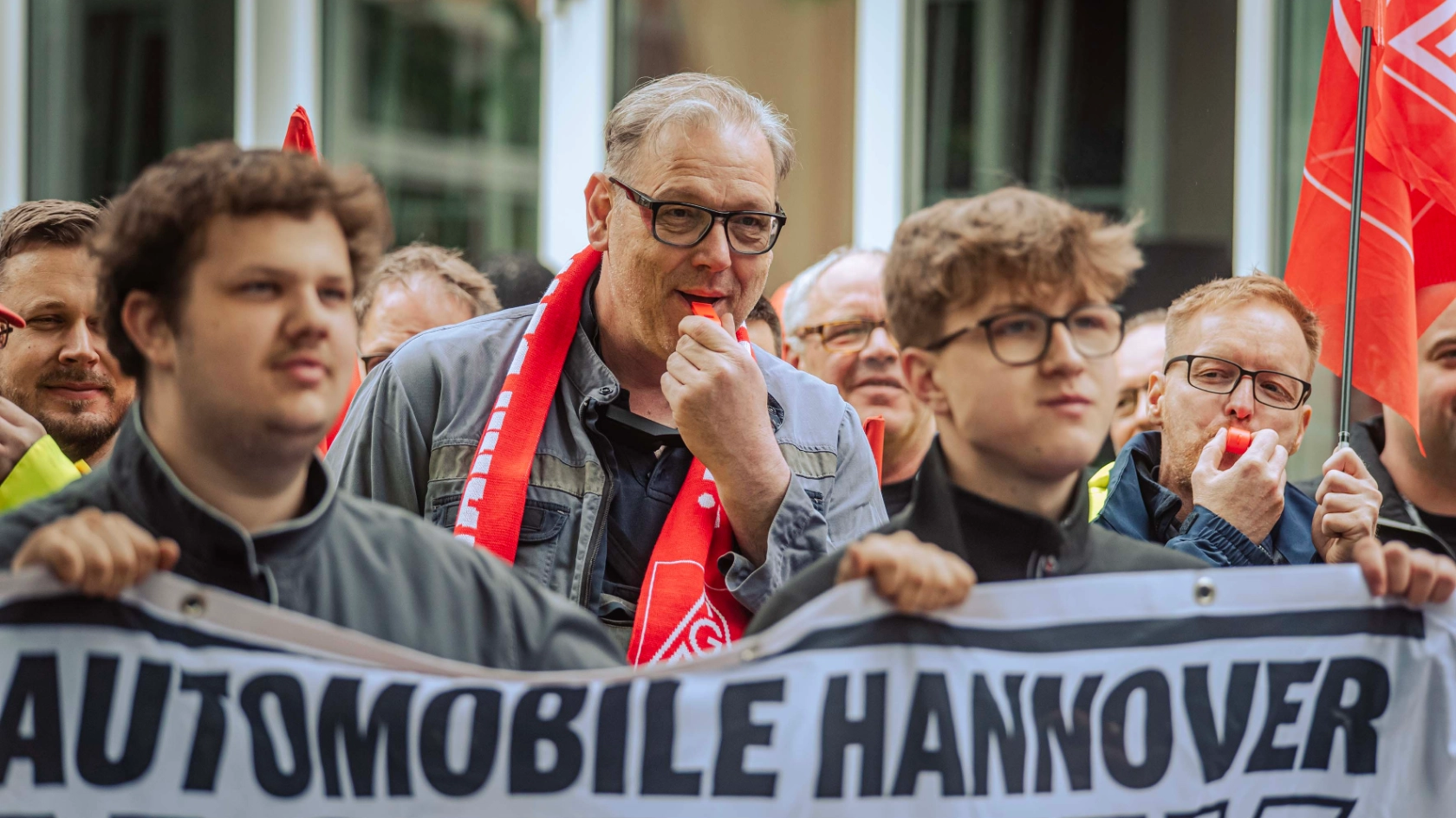 Dritte Verhandlung im KFZ-Gewerbe gestartet: 800 Beschäftigte zeigen Arbeitgeber rote Karte!