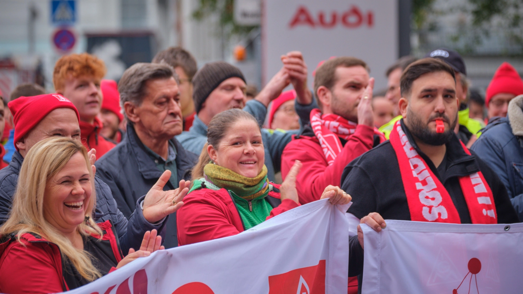 Beschäftigte beim Warnstreik in der Metall-Tarifrunde