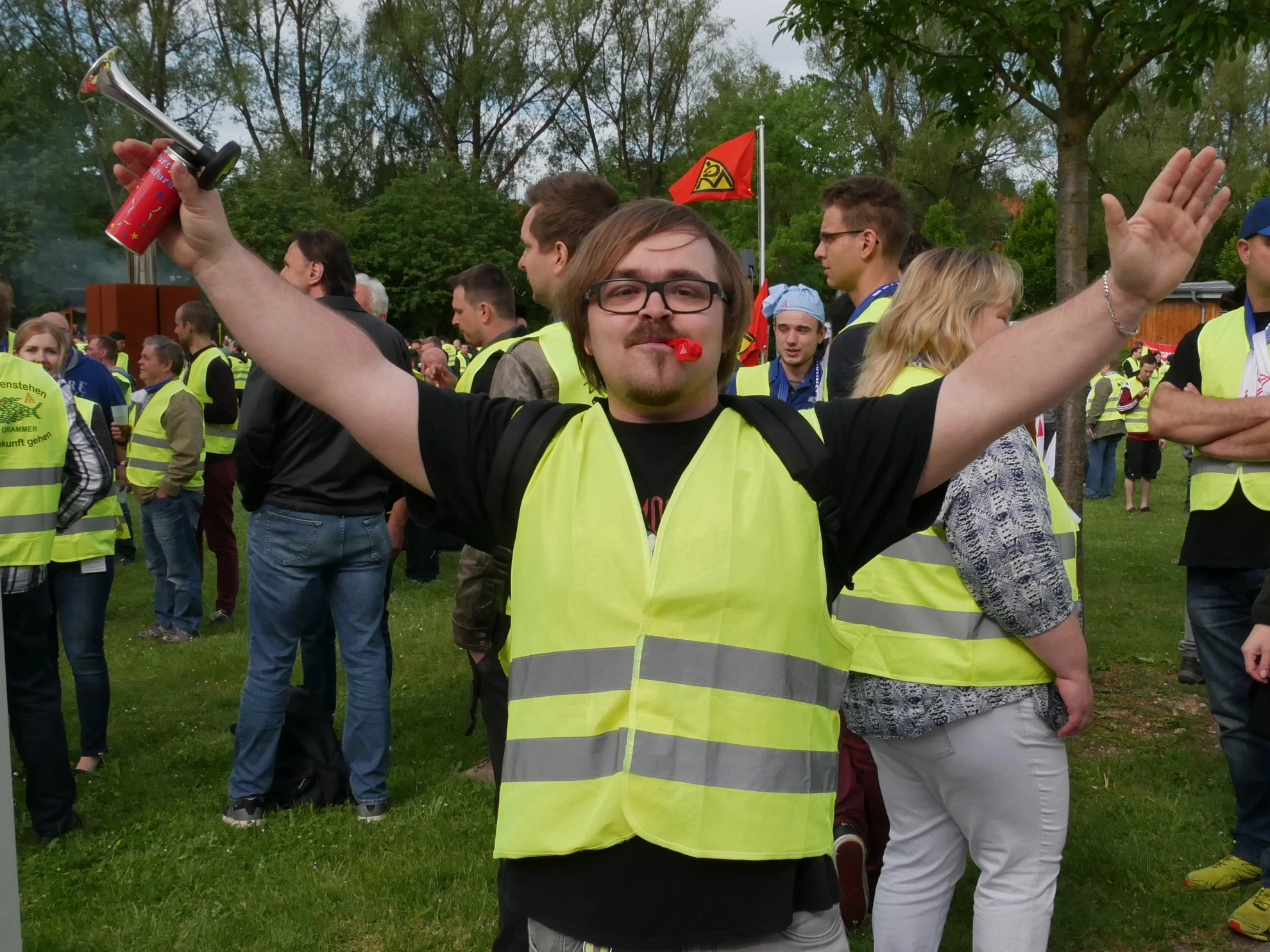 Koll. mit Warnweste und Trillerpfeife