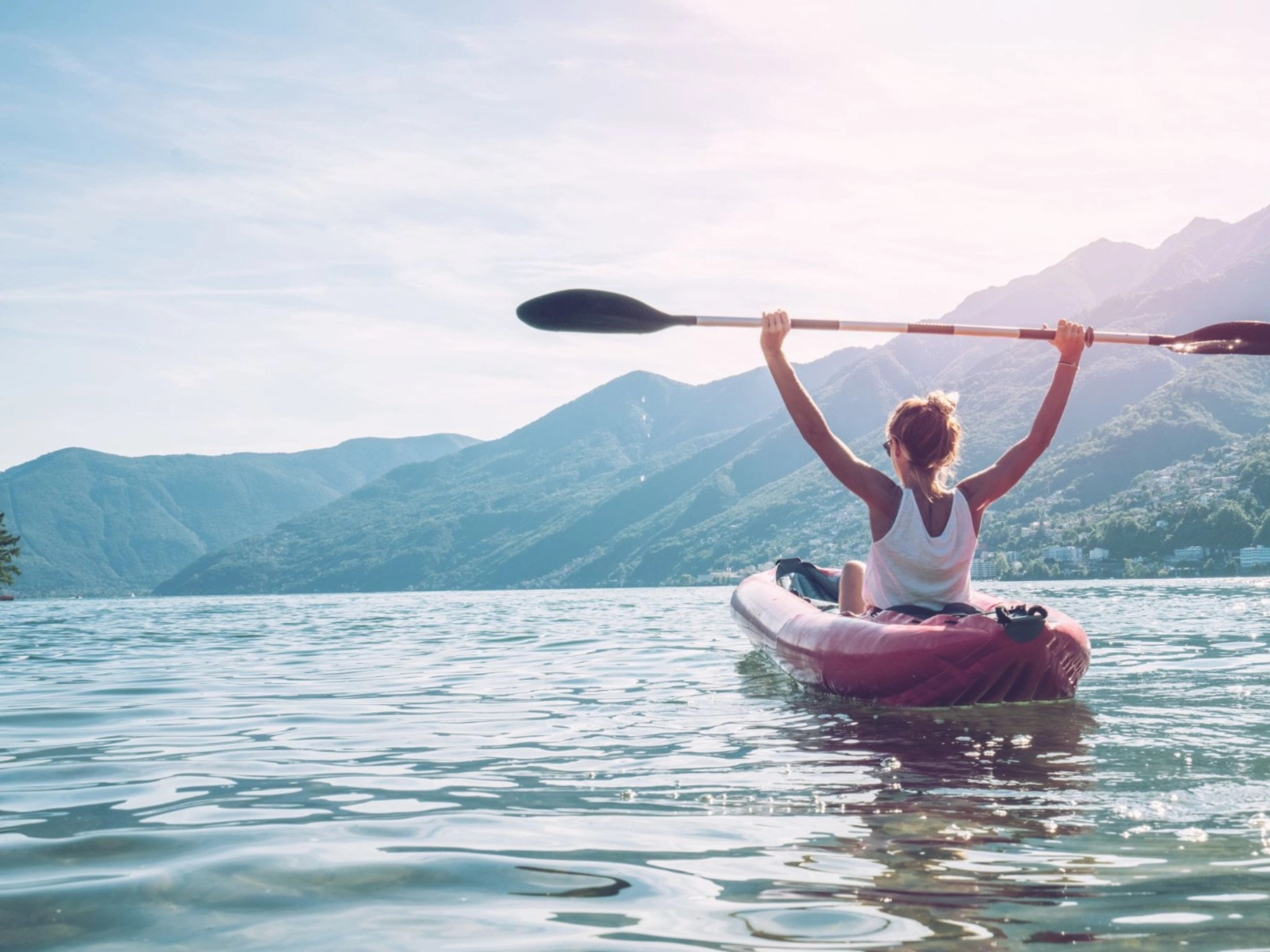 Frau im Boot auf dem Wasser