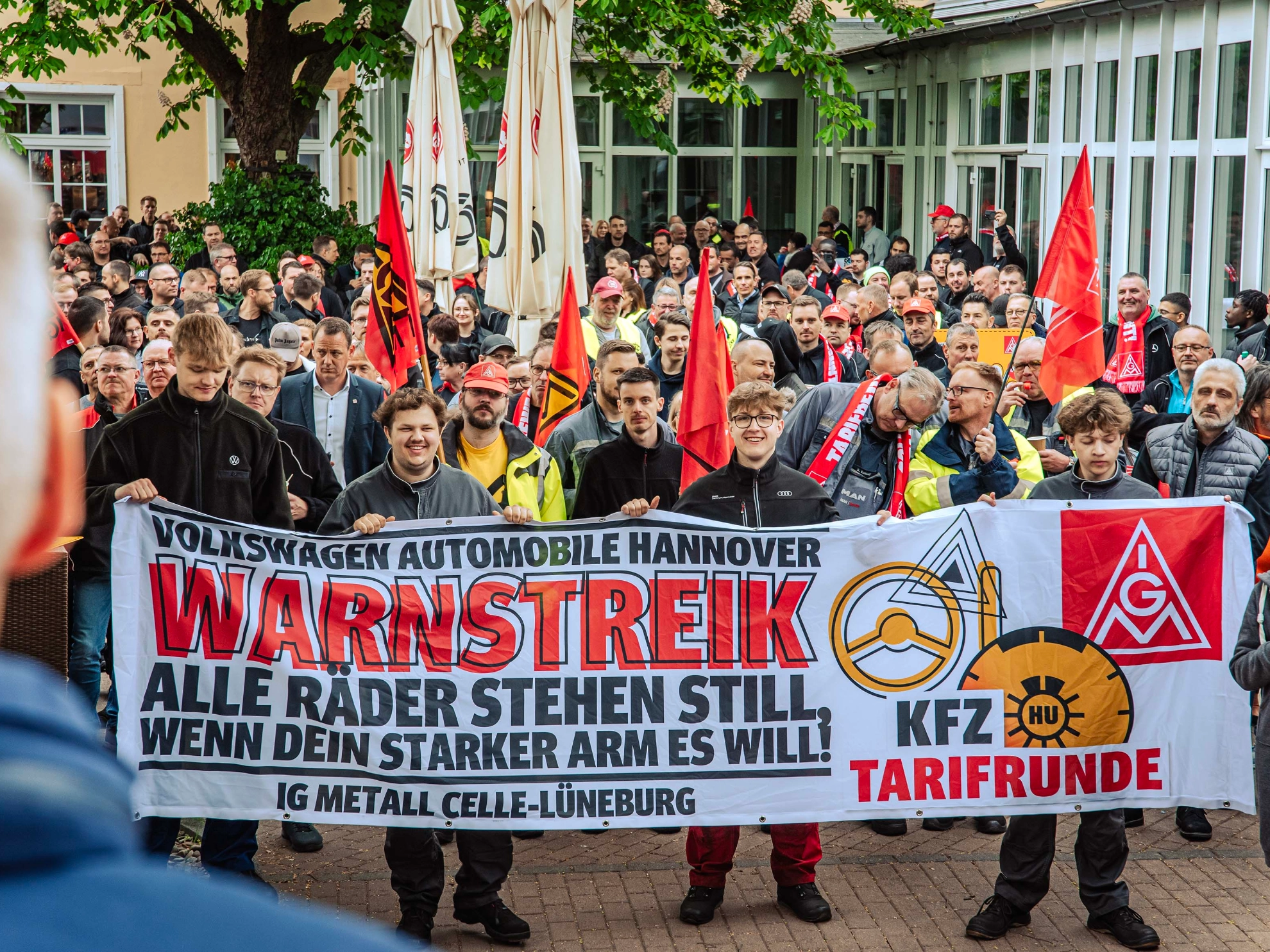 Dritte Verhandlung im KFZ-Gewerbe gestartet: 800 Beschäftigte zeigen Arbeitgeber rote Karte!