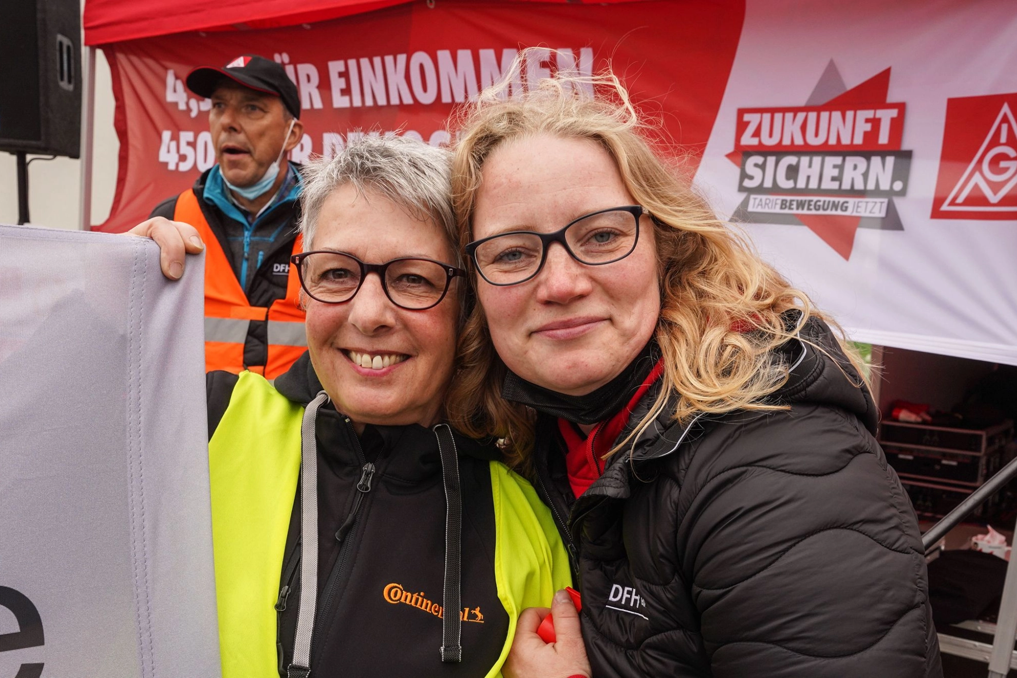 Warnstreik in Simmern/Hunsrück: Christel Meier (Betriebsrätin Continental Rheinböllen) und Lydia Ott (Betriebsrätin DFH Haus Simmern)