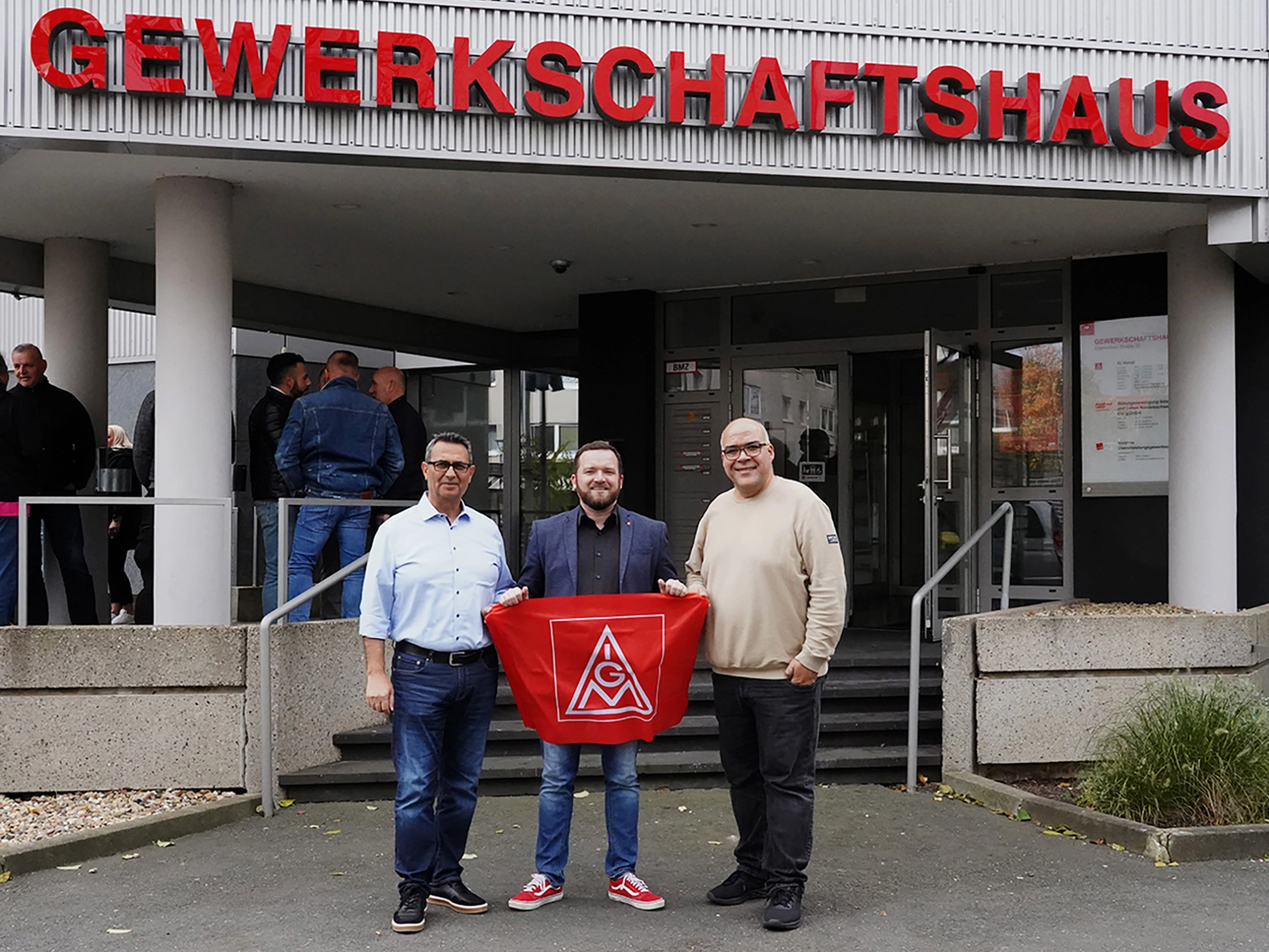 v.l.n.r.: Hüseyin Uc (MAN), Markus Hulm (IG Metall SZ-PE), Andrea Deiana (MAN)