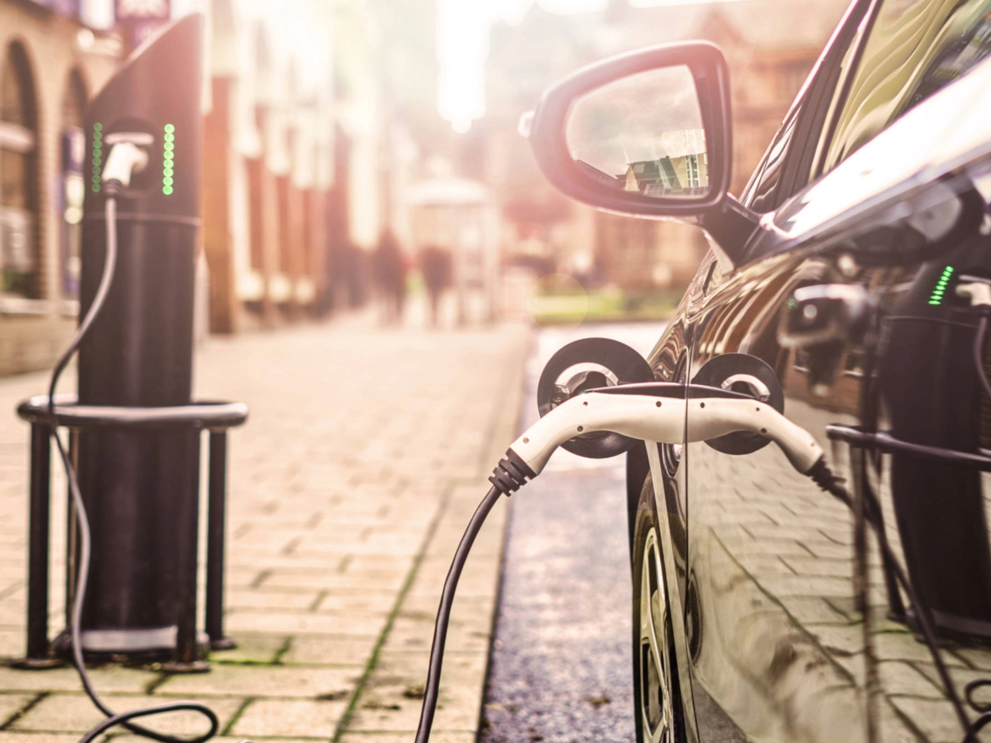 Ein Elektroauto an einer Ladestation.