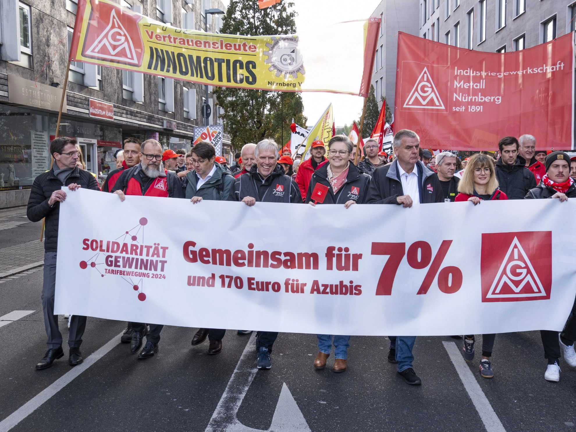 3500 Beschäftigte haben bei der 2. Tarifverhandlung für die bayerische Metall- und Elektroindustrie in Nürnberg für 7 Prozent mehr Geld und 170 Euro mehr für Auszubildende demonstriert.