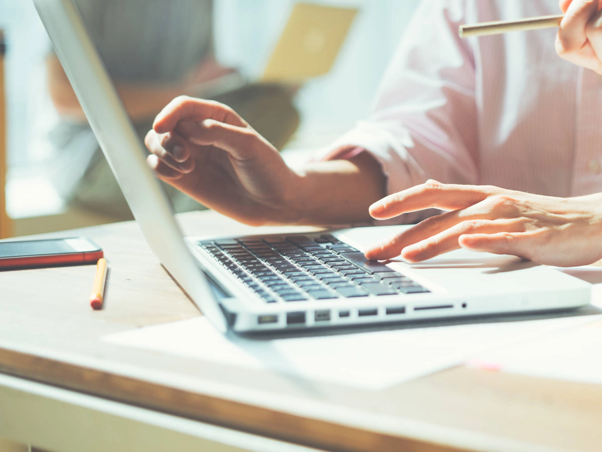 Zwei Frauen arbeiten an einem Notebook.