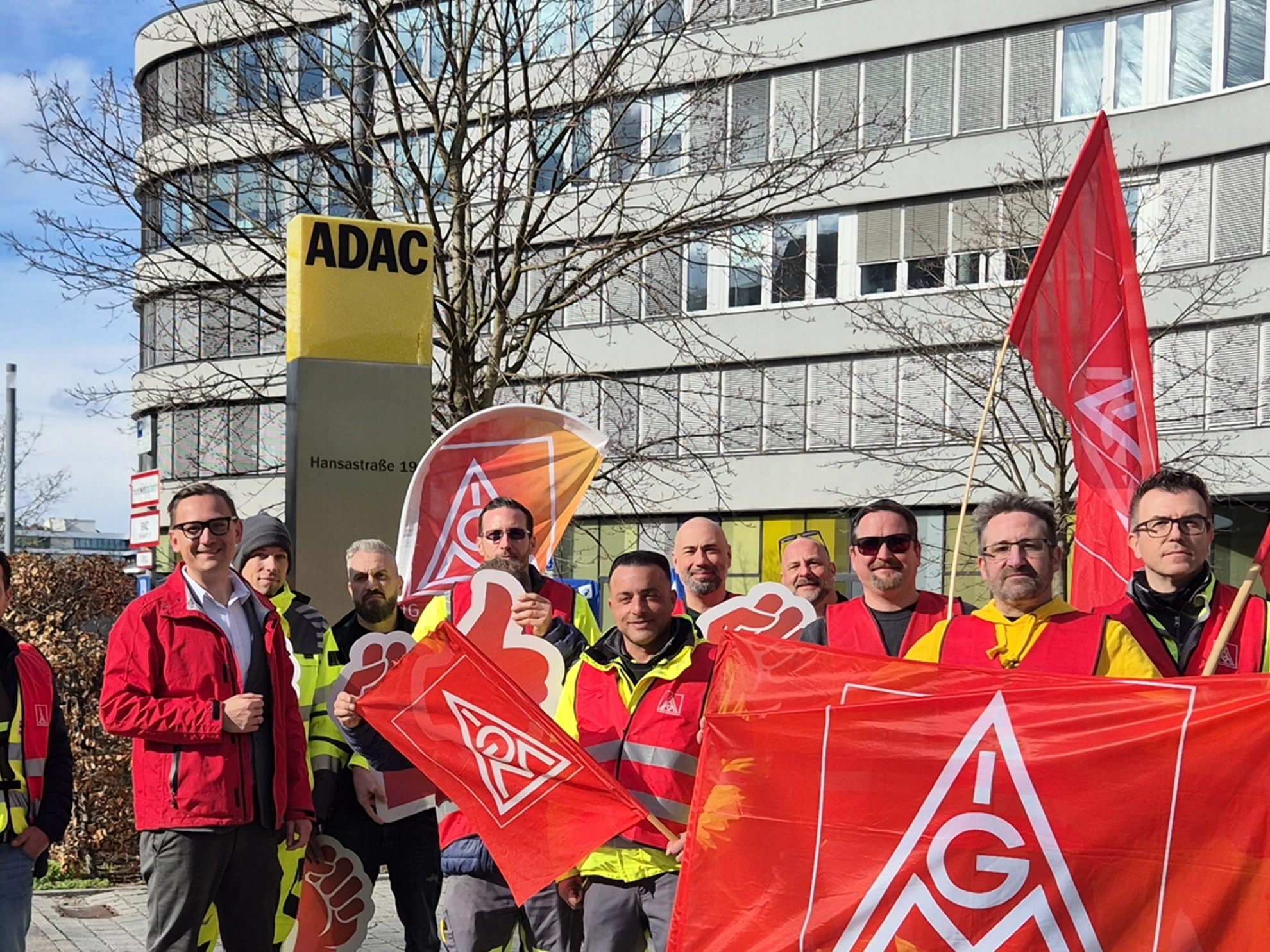 Warnstreik vor der ADAC-Zentrale in München