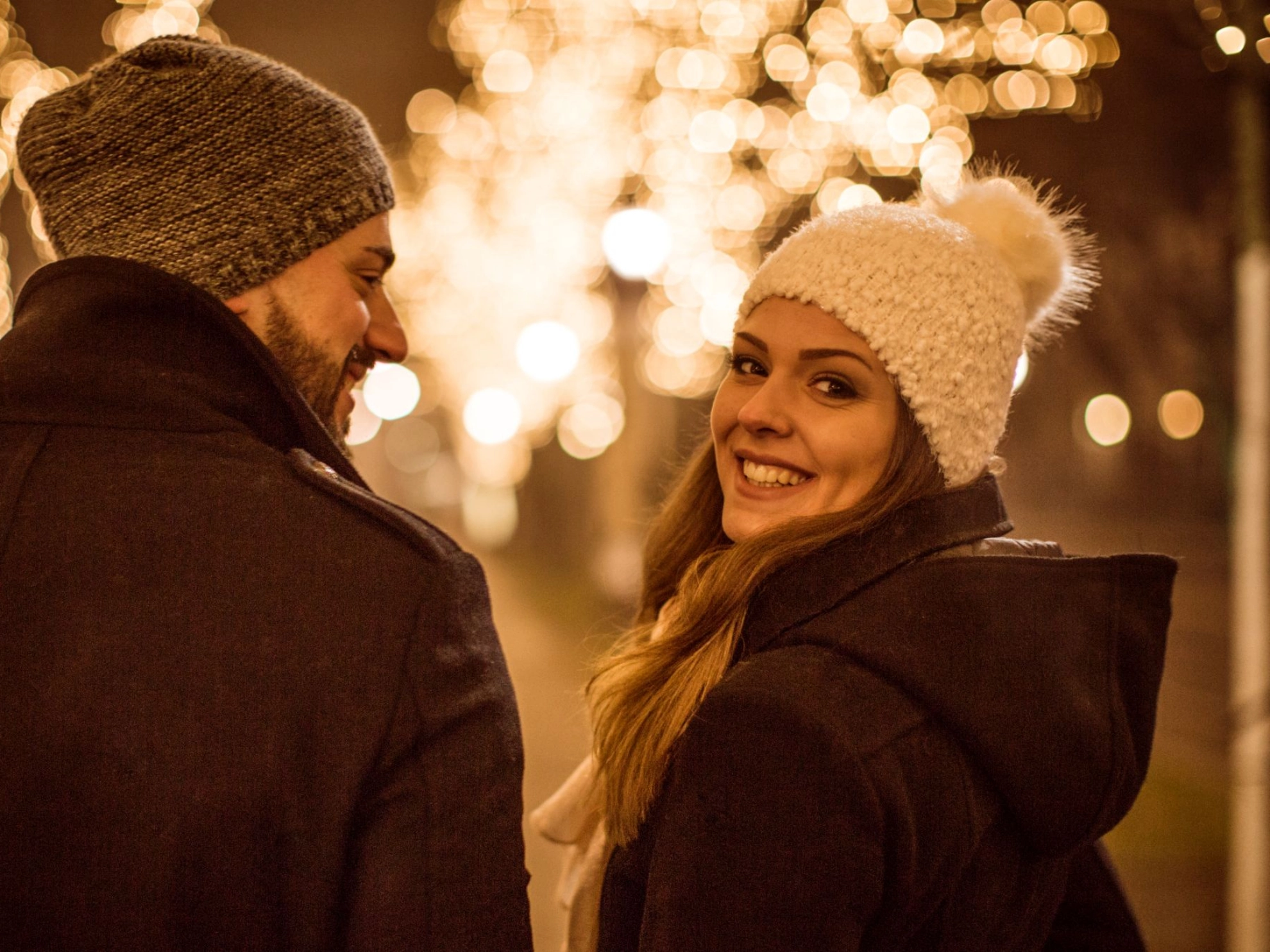 Paar spaziert über Weihnachtsmarkt