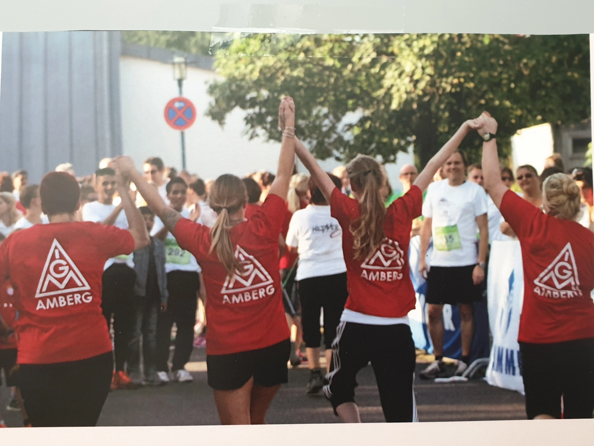 Team IG Metall GS Amberg hält sich an den Händen