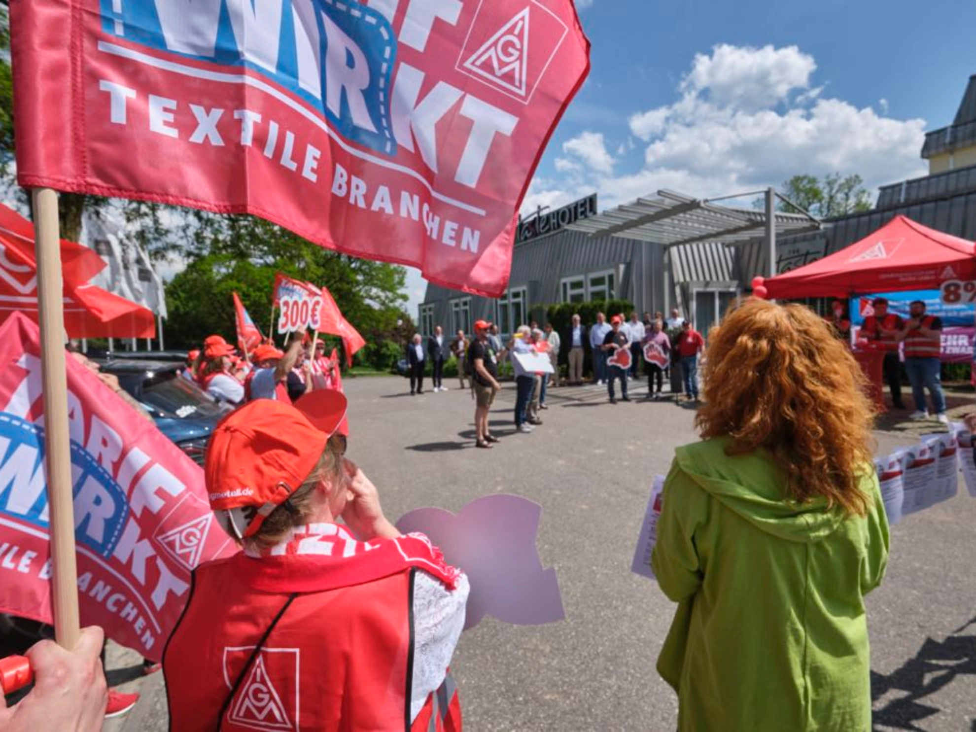 30.5.2023 Heidenheim, DEU - IGM Aktion zur 2. Runde der Tarifverhandlungen fuer die textilen Dienstleistungen<br/>[© ; Graffiti ; Hauptstaetter Str. 57 ; Stuttgart ; www.graffiti-foto.de , roettgers@graffiti-foto.de ; GLS Bank DE49430609677017430600,  GENDEM1GLS  ; Jegliche Nutzung des Fotos nur gegen Honorar zzgl. der gesetzlichen MwSt., vollstaendiger Namensnennung nach Paragraph 13 UrhG und Zusendung von zwei Belegexemplaren. Nutzungshonorar nach den aktuellen Bildhonoraren der MFM des BVPA. Die Nutzung ausschliesslich nach unseren Allgemeinen Geschaeftsbedingungen, siehe www.graffiti-foto.de/impressum. ; Jede Weitergabe dieses Materials an Dritte ohne ausdrueckliche Genehmigung ist untersagt. ; Attention: NO MODEL-RELEASE! ;]