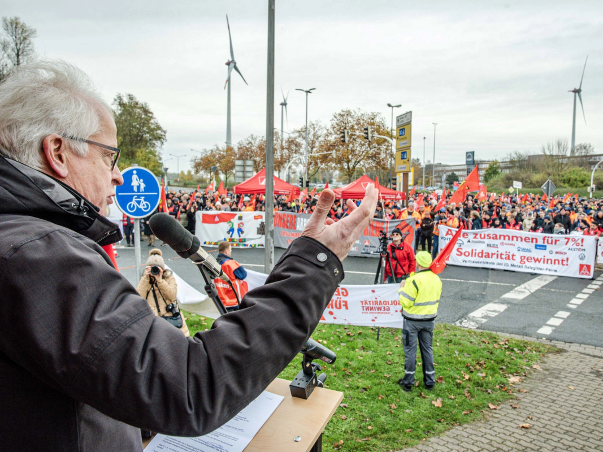 Hans-Jürgen Urban, Vorstandsmitglied der IG Metall, spricht auf der Kundgebung