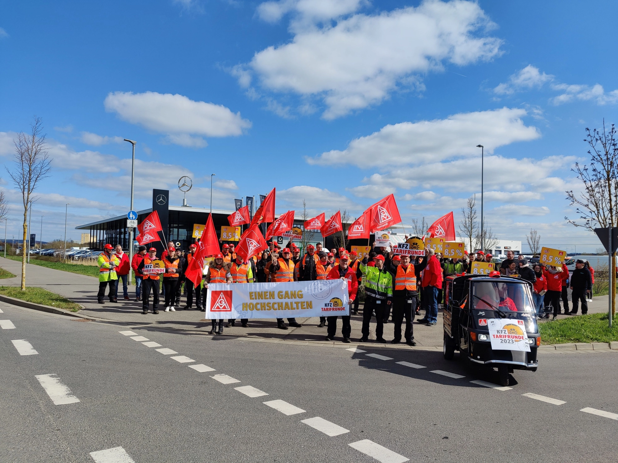 Tarifrunde KFZ-Handwerk: Beschäftigfte von Emil Frey in Schweinfurt im Warnstreik