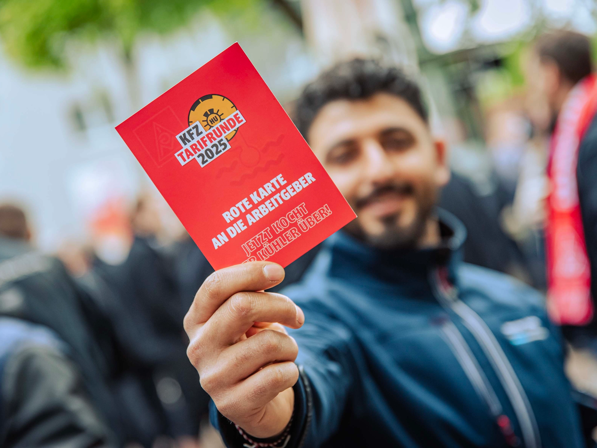 Dritte Verhandlung im KFZ-Gewerbe gestartet: 800 Beschäftigte zeigen Arbeitgeber rote Karte!