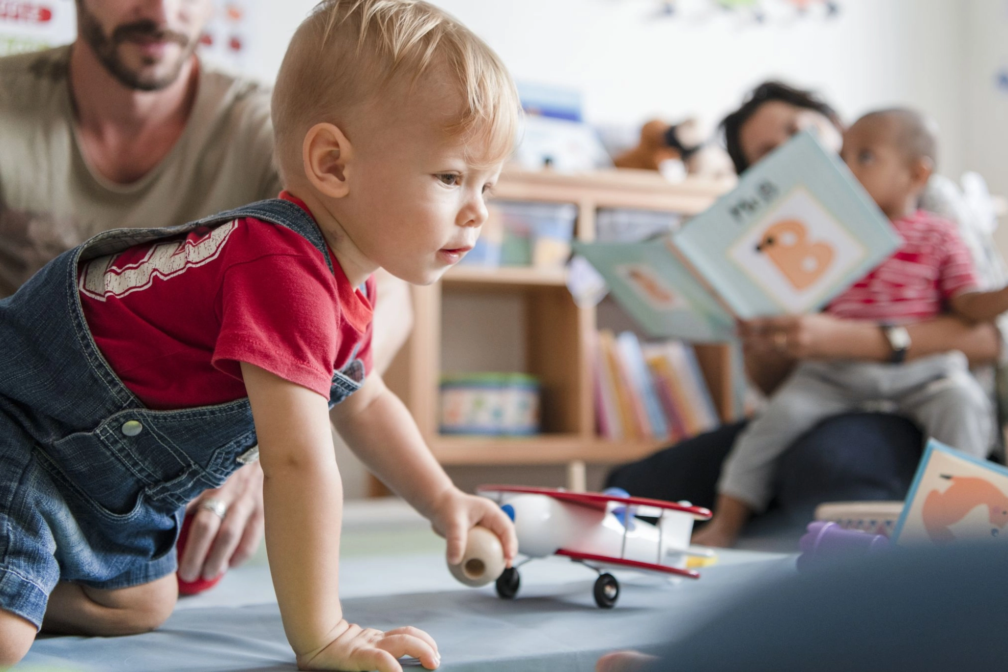 kleiner Junge spielt in einem Kinderzimmer