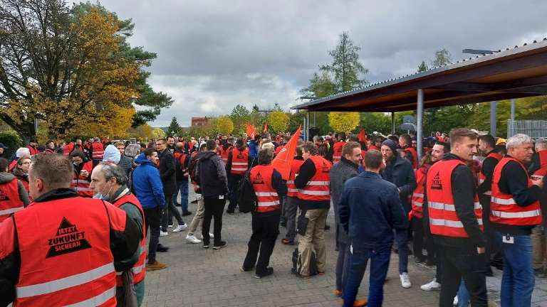 Koll. bei Warnstreikkundgebung