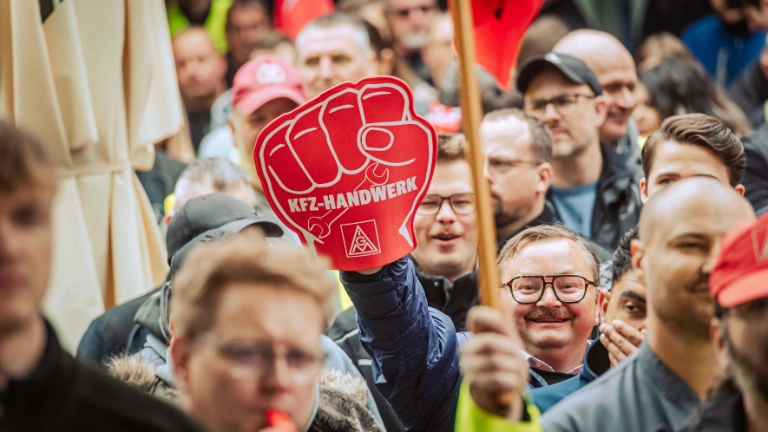 Dritte Verhandlung im KFZ-Gewerbe gestartet: 800 Beschäftigte zeigen Arbeitgeber rote Karte!
