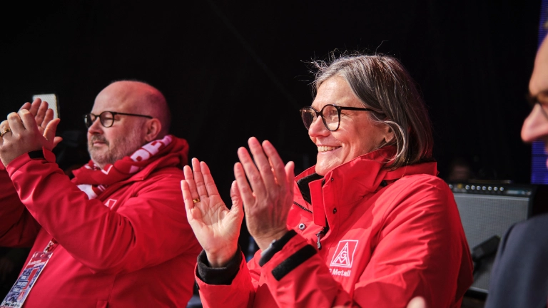 Rund 9.000 Gewerkschafterinnen und Gewerkschafter zeigen in Hannover Flagge für Industriearbeitsplätze und gegen Kahlschlag – Deutschland muss Industrieland bleiben!