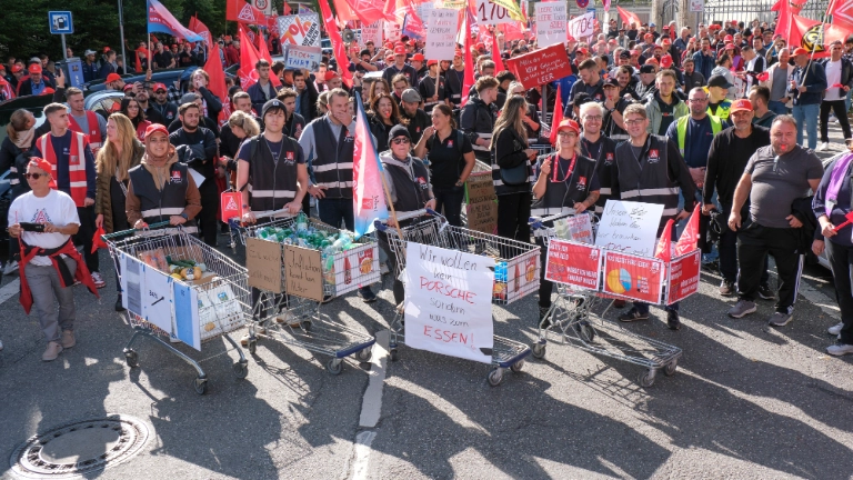 5000 Beschäftigte demonstrieren bei der 1. Tarifverhandlung für die bayerische Metall- und Elektroindustrie 2024 in München für 7 Prozent mehr Geld und 170 Euro mehr für Azubis.