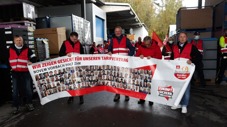 TR HVI 2021 Warnstreik Novem Vorbach, Koll. halten Banner mit Fotos