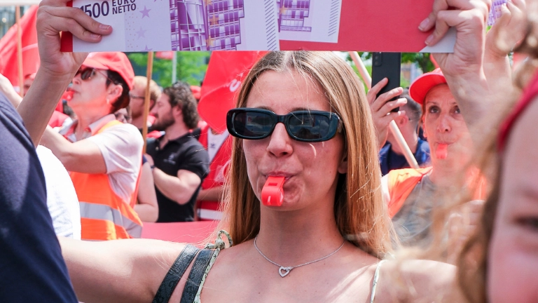 IG Metall - Bundesweiter Aktionstag Leiharbeit, München BMW Welt.Auftakt - BMW Welt, Brundageplatz - Demonstration - Kundgebung vor dem Leonardohotel.